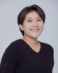Head shot of Johanna Oh