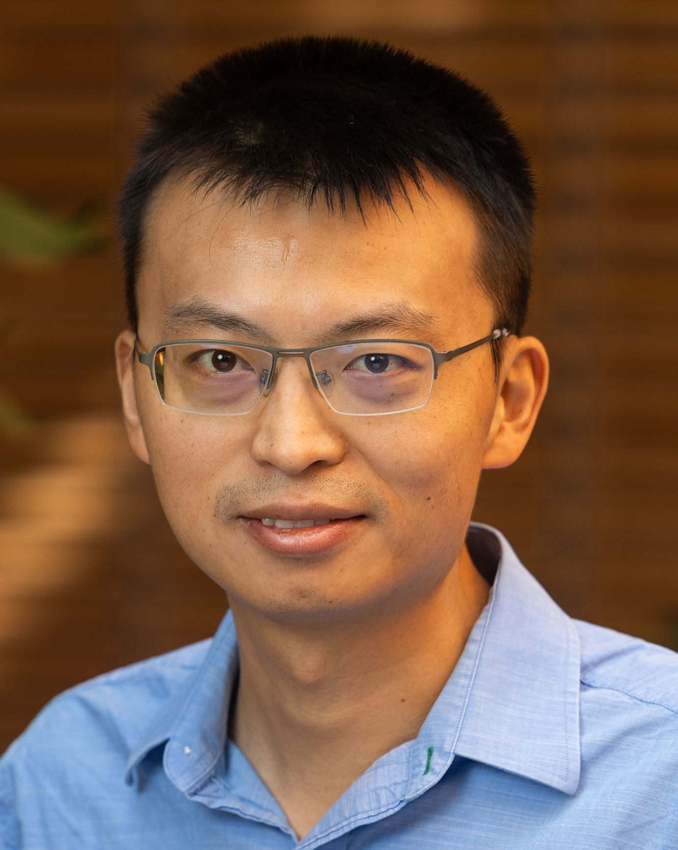 Head shot of Zhou