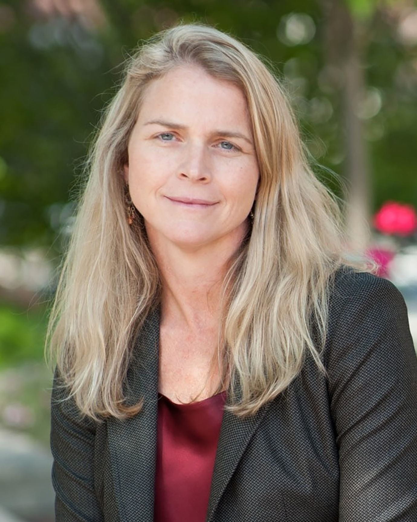 Head shot of Meredith Rowe